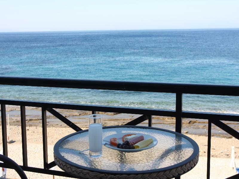 Pebble Beach Hotel Plomari エクステリア 写真