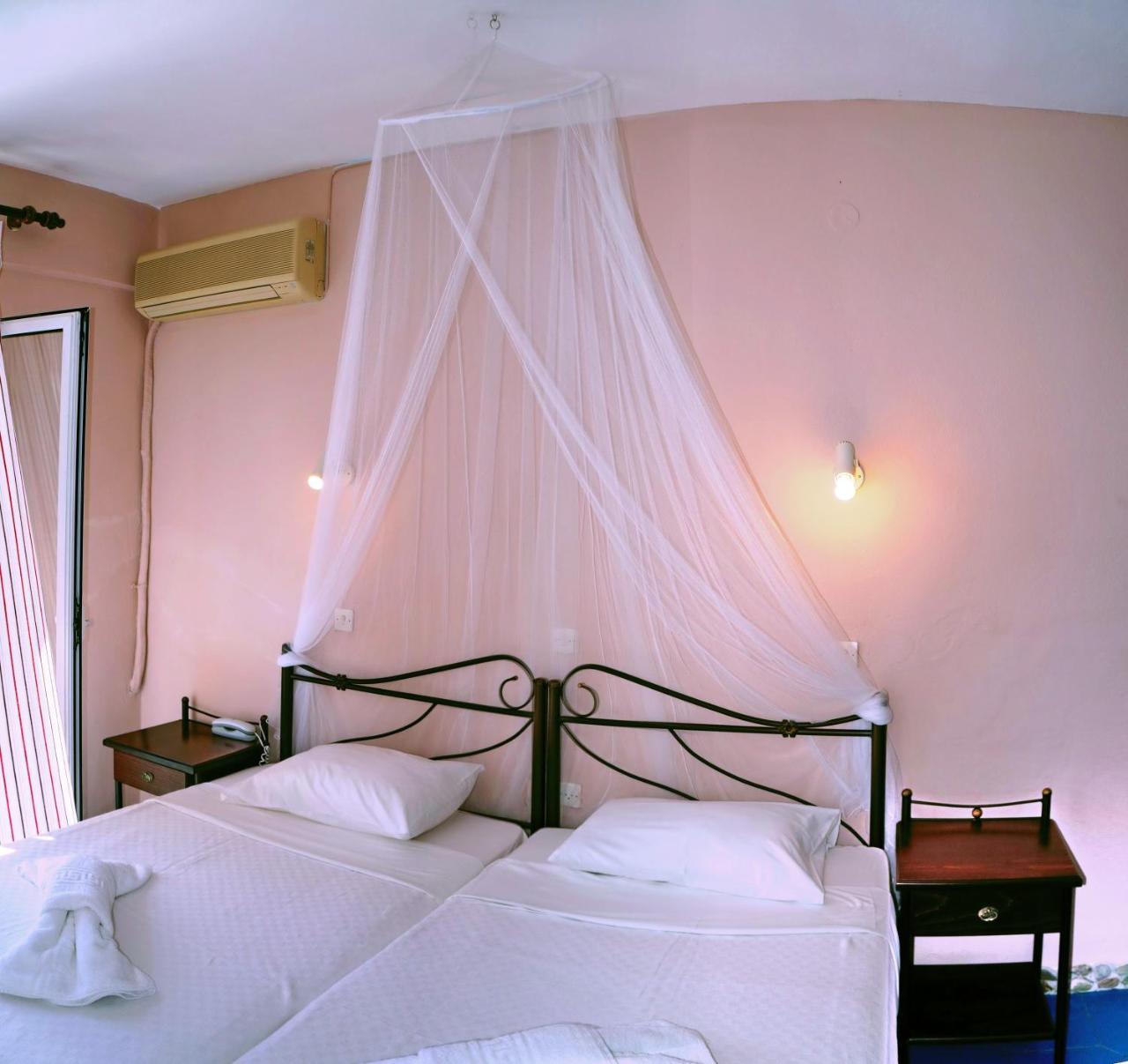 Pebble Beach Hotel Plomari エクステリア 写真