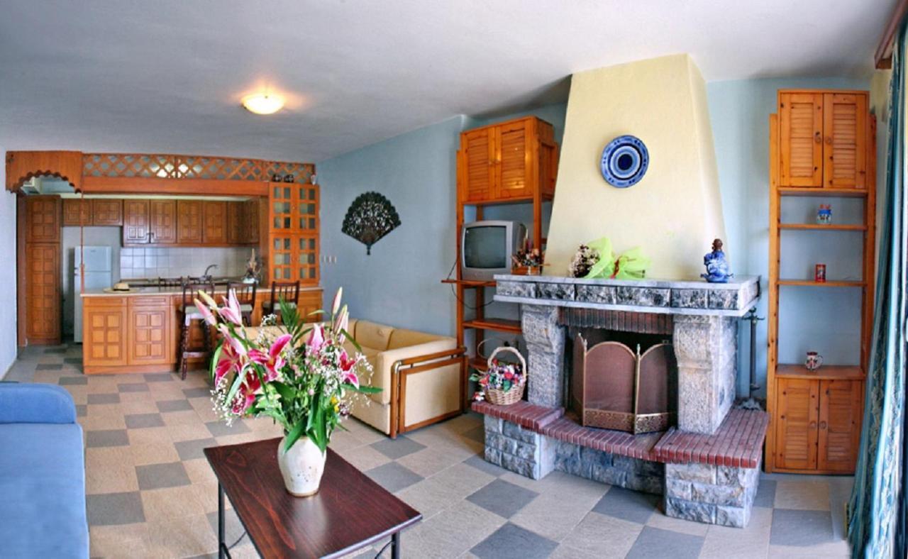 Pebble Beach Hotel Plomari エクステリア 写真