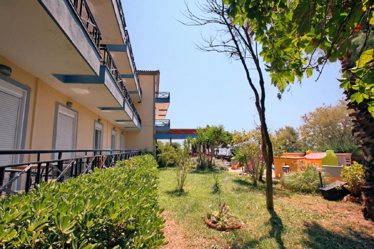 Pebble Beach Hotel Plomari エクステリア 写真