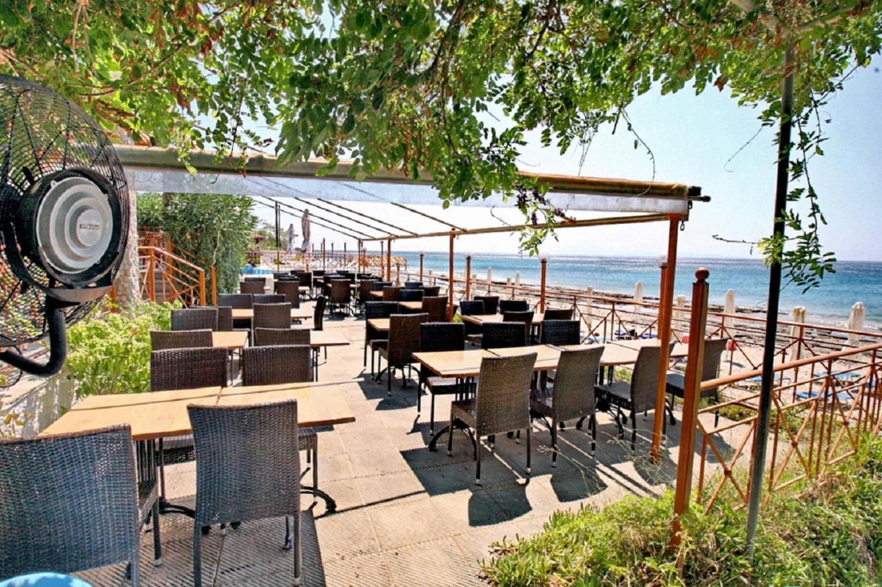 Pebble Beach Hotel Plomari エクステリア 写真